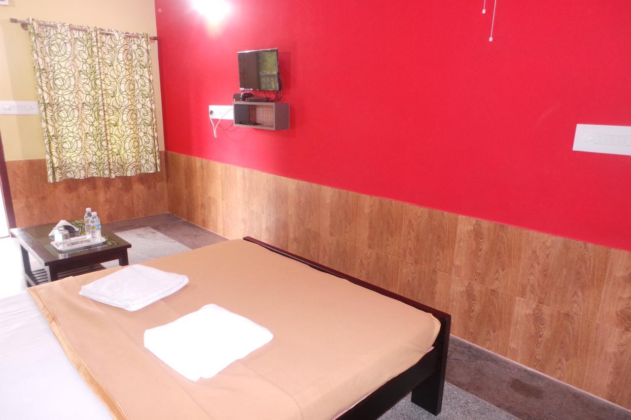Iroomz Sri Vinayaka Comfort Virajpet Bagian luar foto