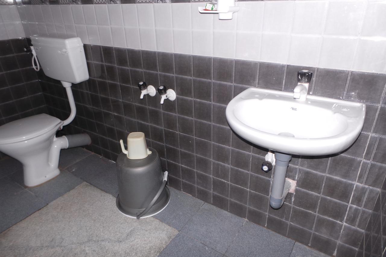 Iroomz Sri Vinayaka Comfort Virajpet Bagian luar foto
