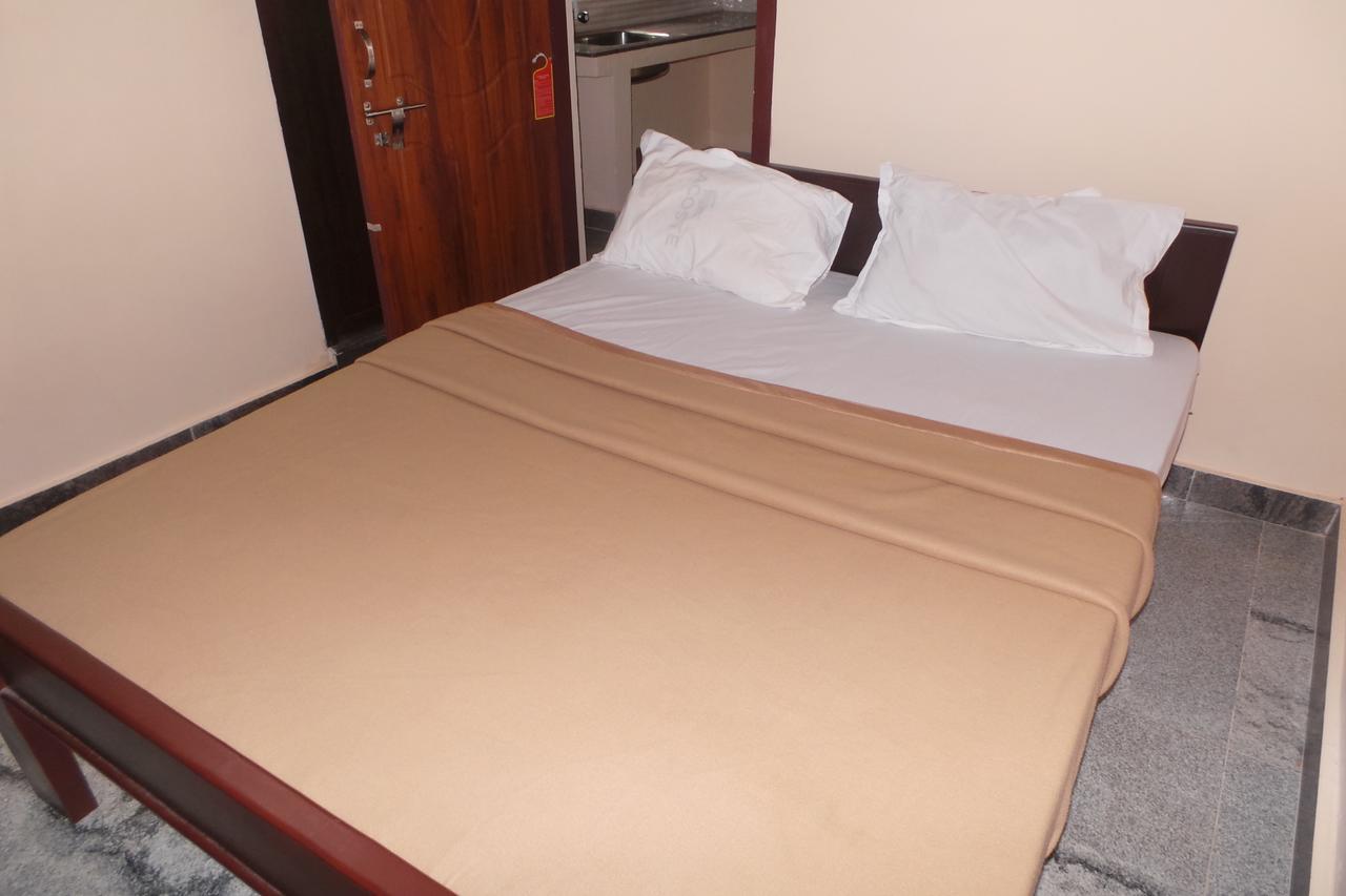 Iroomz Sri Vinayaka Comfort Virajpet Bagian luar foto