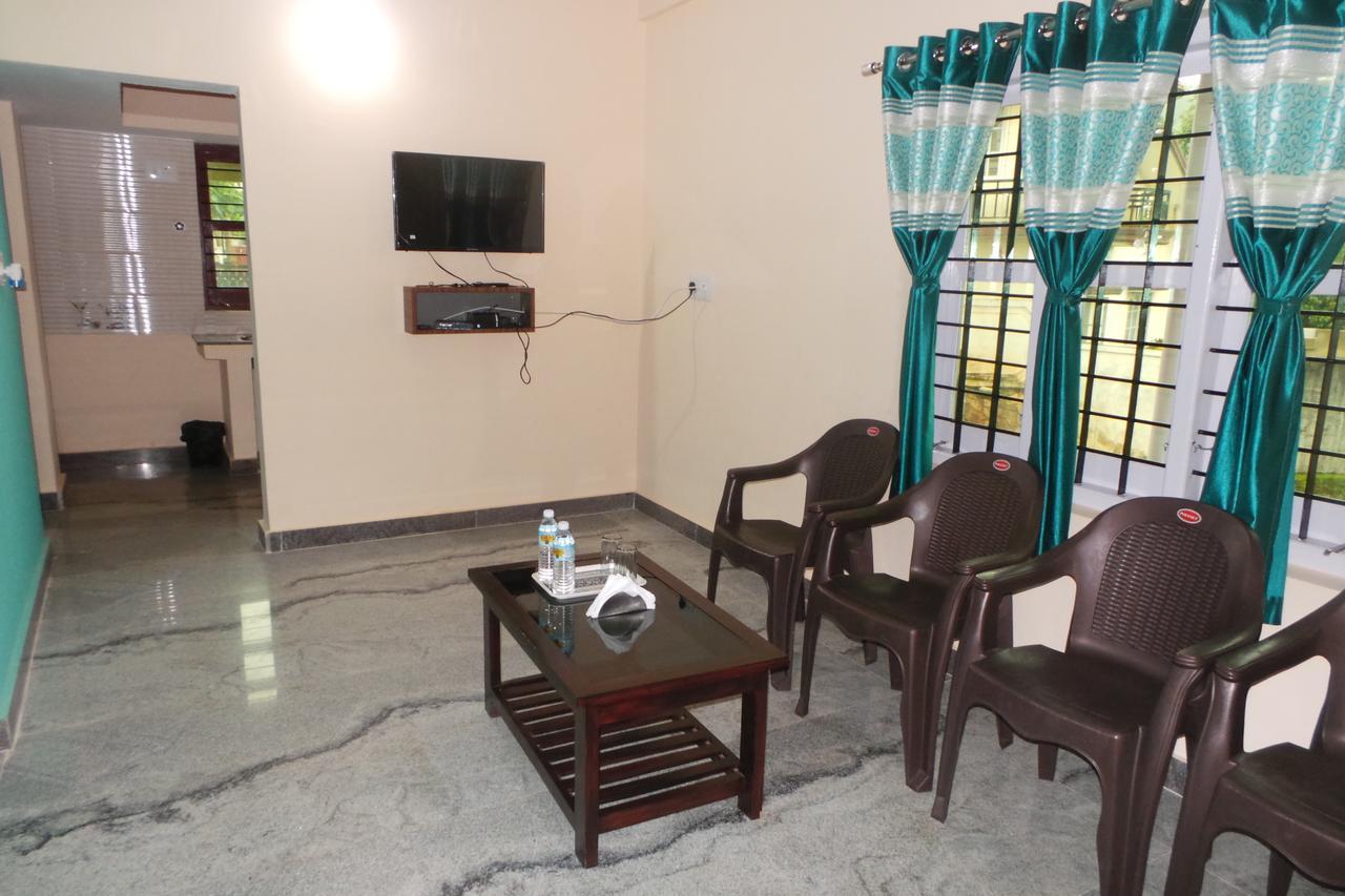 Iroomz Sri Vinayaka Comfort Virajpet Bagian luar foto