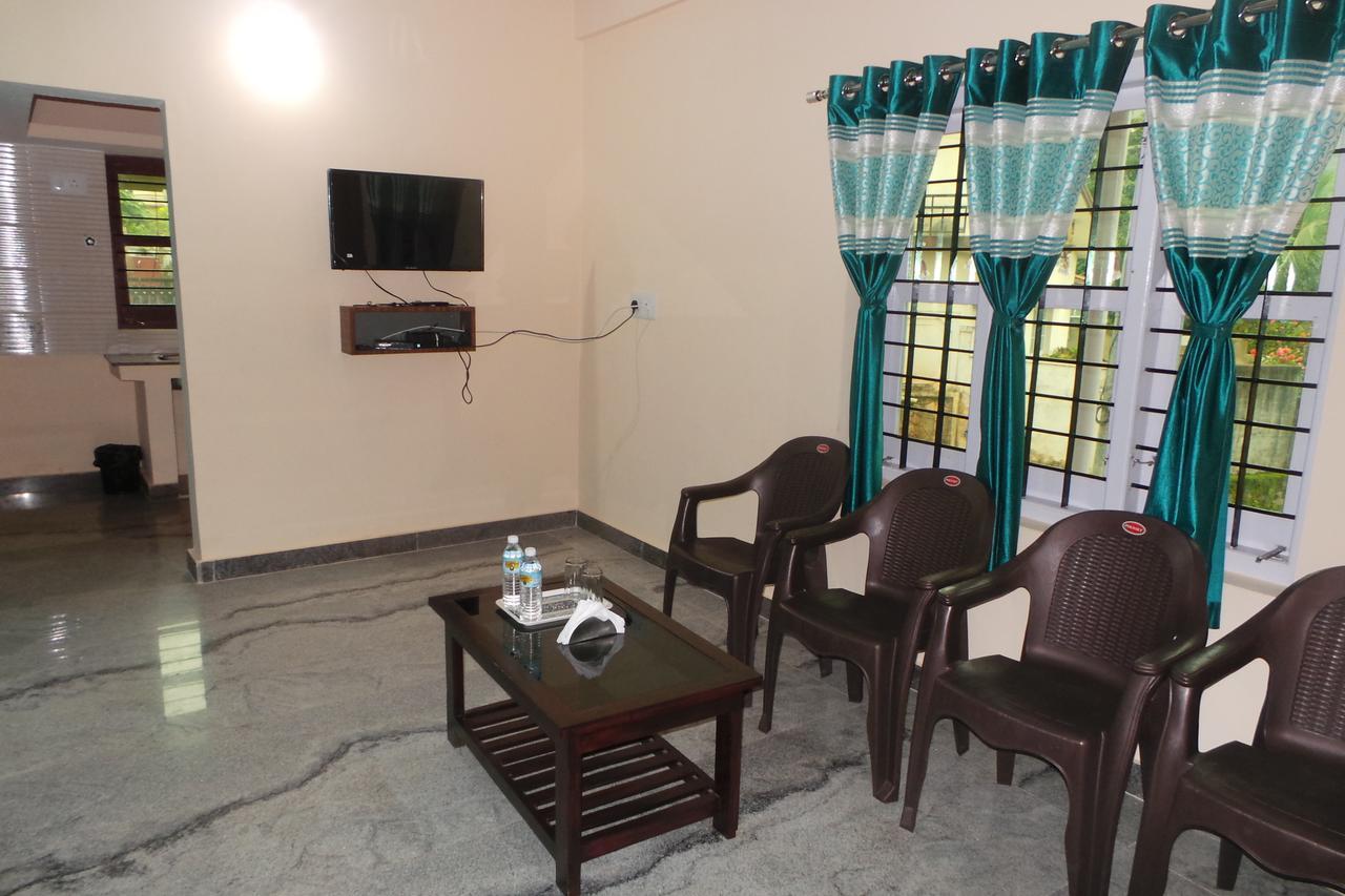 Iroomz Sri Vinayaka Comfort Virajpet Bagian luar foto