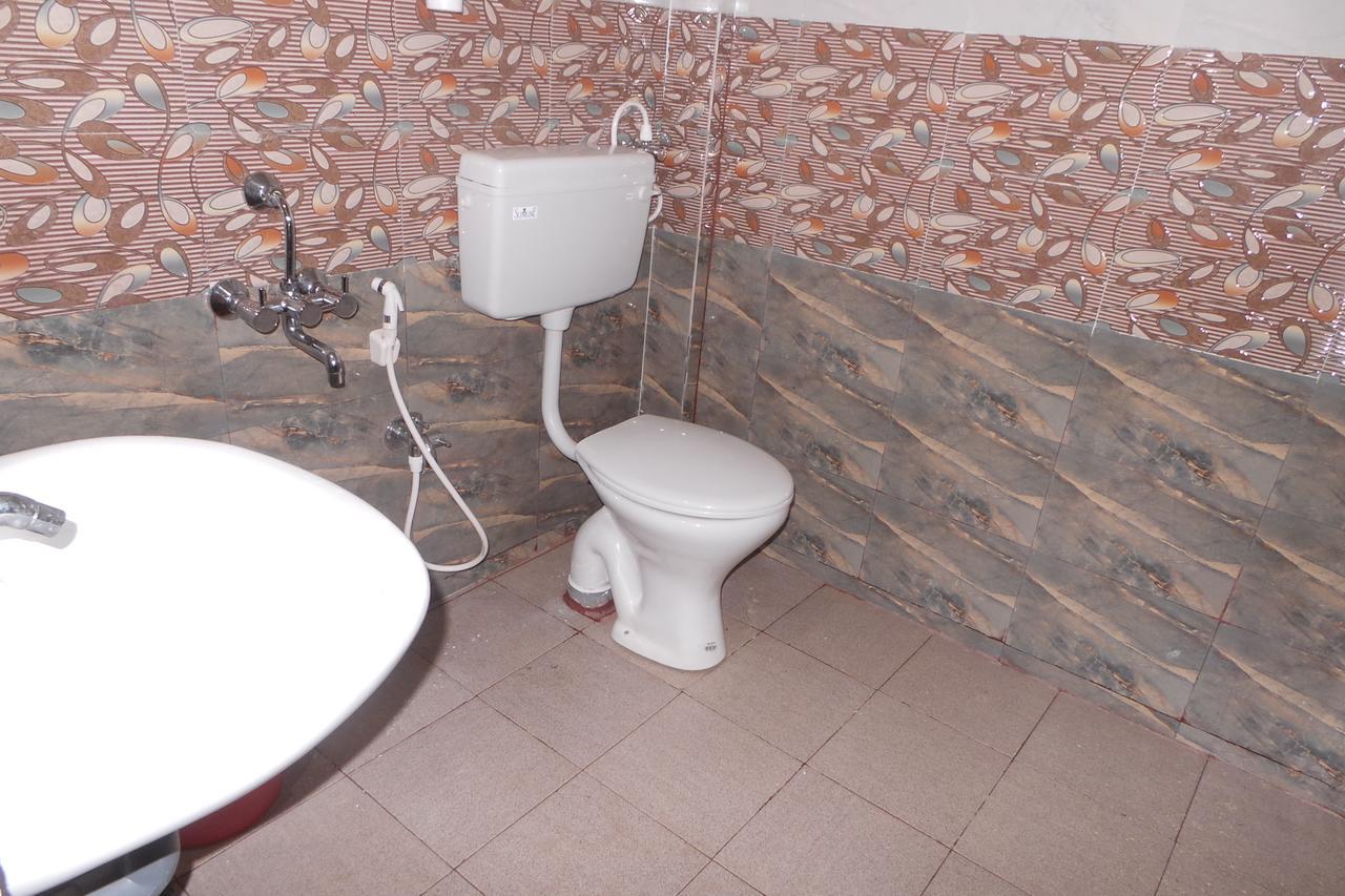 Iroomz Sri Vinayaka Comfort Virajpet Bagian luar foto