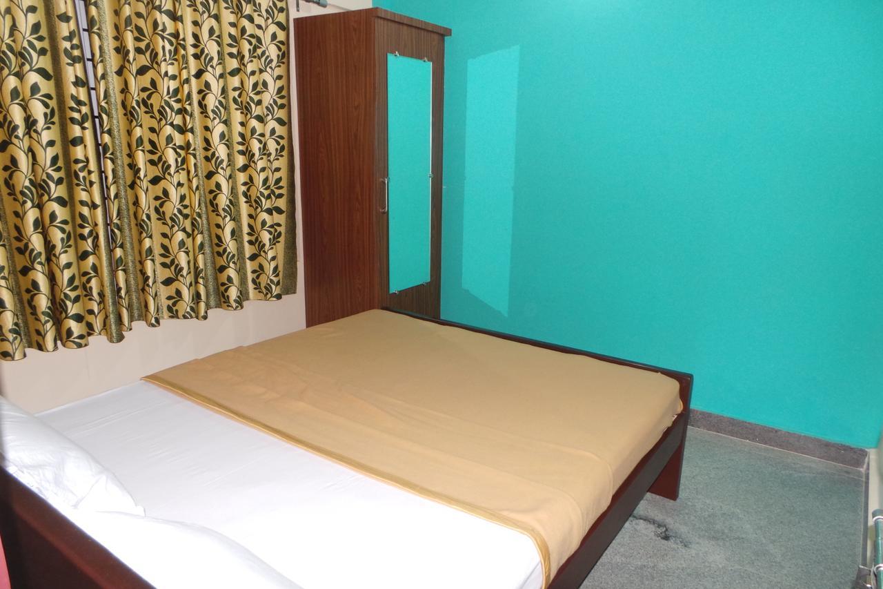 Iroomz Sri Vinayaka Comfort Virajpet Bagian luar foto