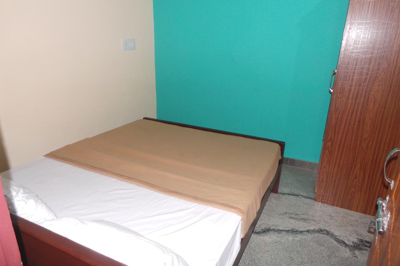 Iroomz Sri Vinayaka Comfort Virajpet Bagian luar foto