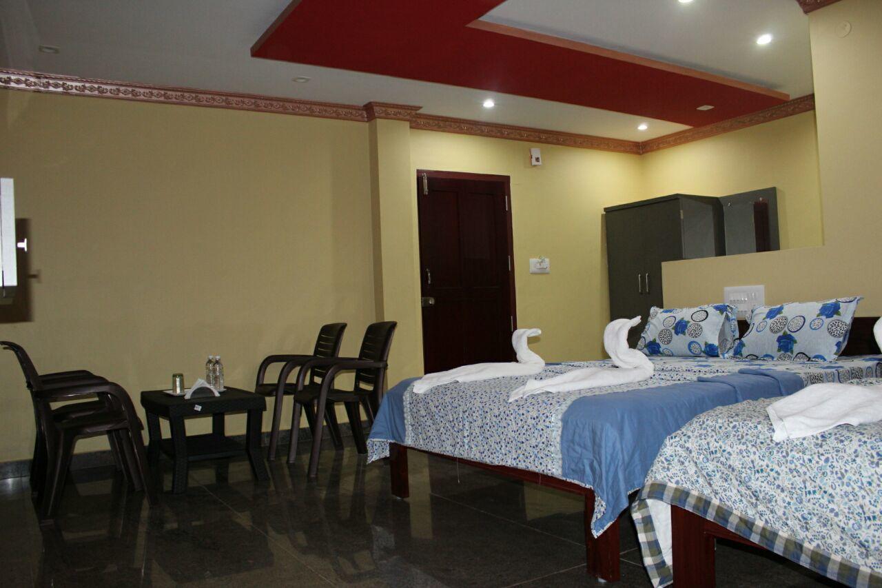 Iroomz Sri Vinayaka Comfort Virajpet Bagian luar foto